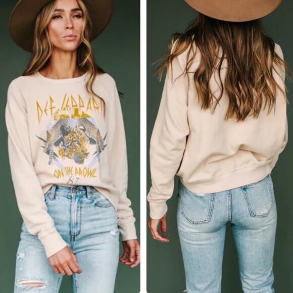 DAYDREAMER Def Leppard On The Prowl Varsity Crew Sweatshirt - Picture 1 of 16